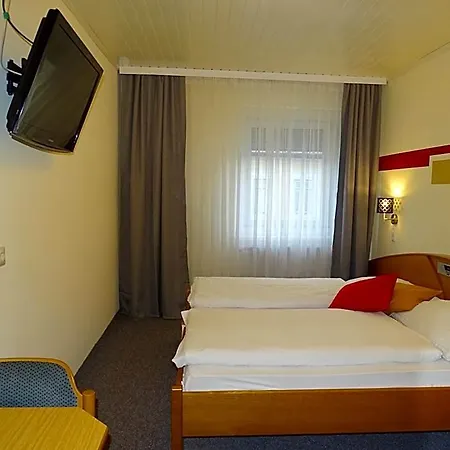 Torwirt *